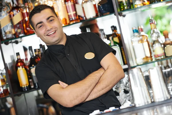 Barman werknemer permanent bij barman balie — Stockfoto