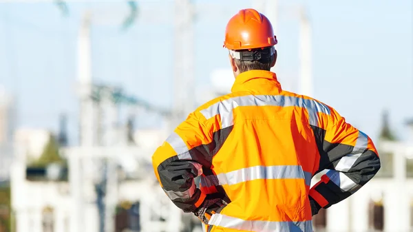 Servisní technik, stojící před electropower stanice tepla — Stock fotografie