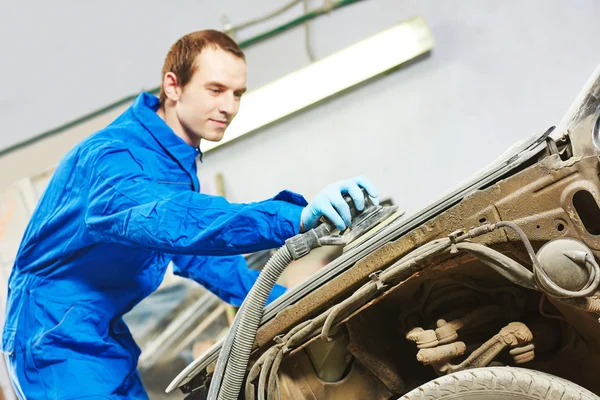 Automechaniker poliert Auto — Stockfoto