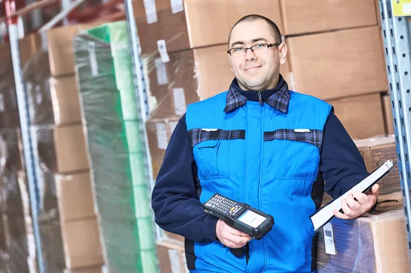 Travailleur homme avec scanner de code à barres entrepôt — Photo