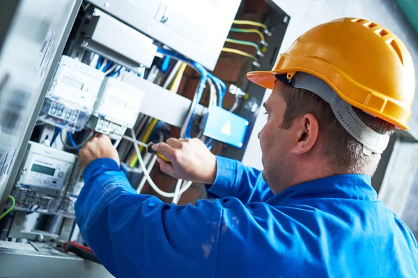 Elektricien installeren van energiebesparende meter — Stockfoto