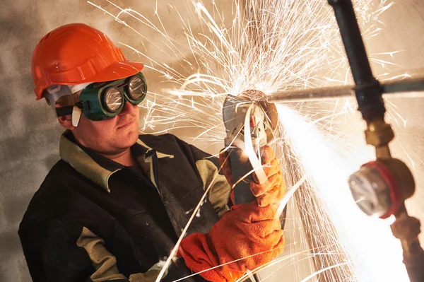 Arbeider snijpijp met vonken door slijper vlam brander snijder — Stockfoto