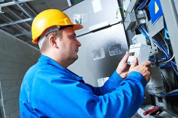 Eletricista instalar medidor de poupança de energia — Fotografia de Stock