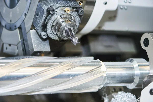 Proses pemotongan kayu. Mesin pengerjaan logam CNC oleh pemotong pabrik — Stok Foto