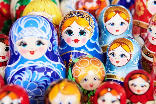 Traditional russian wooden nesting dolls — Stock Photo, Image