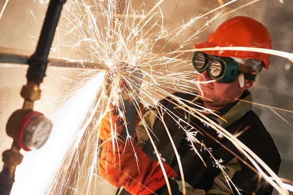 Tubo de corte trabajador con chispas por amoladora cortador de antorcha de llama — Foto de Stock