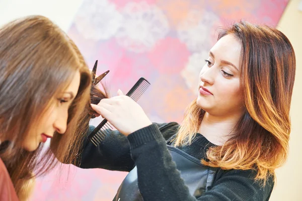 Coiffeur professionnel avec ciseaux et peigne — Photo