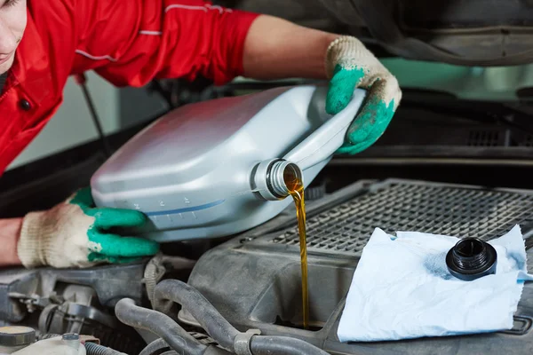 Automobile car oil replacement — Stock Photo, Image