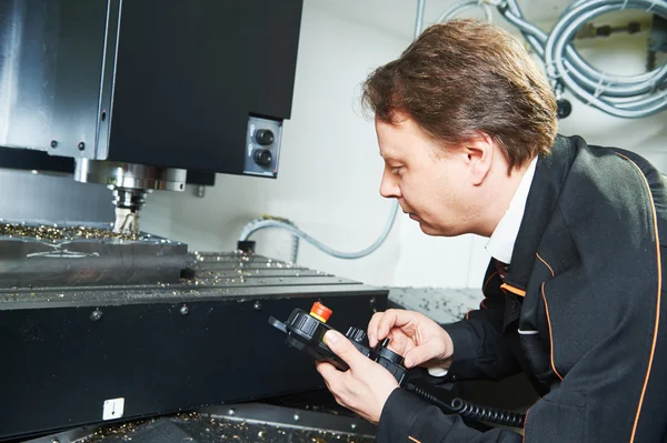 Indústria de usinagem de metal. Trabalhador operando fresadora cnc — Fotografia de Stock