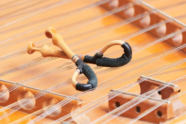 Cimbalom vonzott hangszer kalapács — Stock Fotó