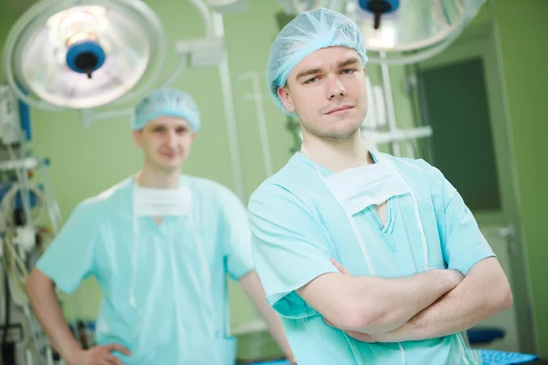 Cirurgião cardíaco masculino na sala de cirurgia de cardiocirurgia infantil — Fotografia de Stock