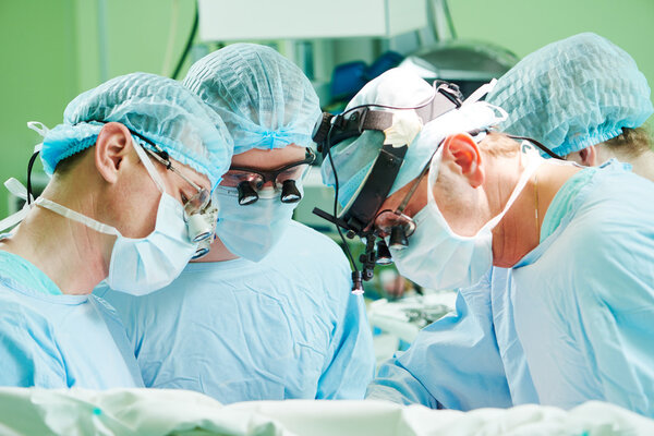 кардиохирург в детской кардиохирургической операционной
