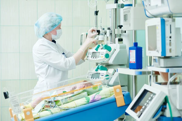 Intensive care unit female doctor with baby infant — Stockfoto