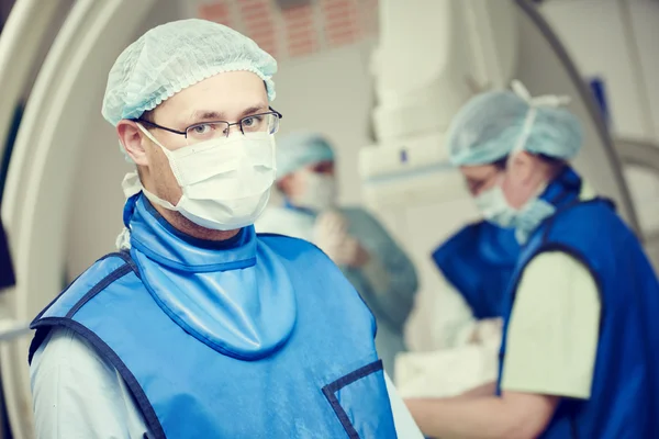 Mannelijke andiografie chirurg in operatiekamer — Stockfoto