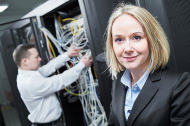 ağ servis mühendisi sunucu odasında