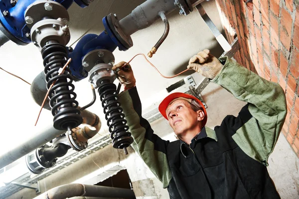 Loodgieter technicus werkt met waterpomp — Stockfoto