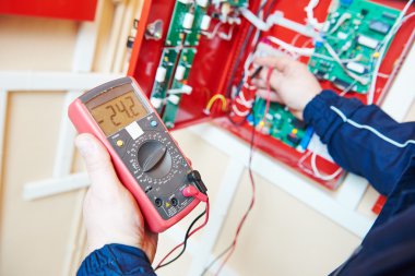 multimetre test cihazı ile elektrikçi çalışma