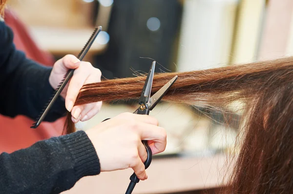 Hands of professional hair stylist with scissors and comb — Stock Photo, Image