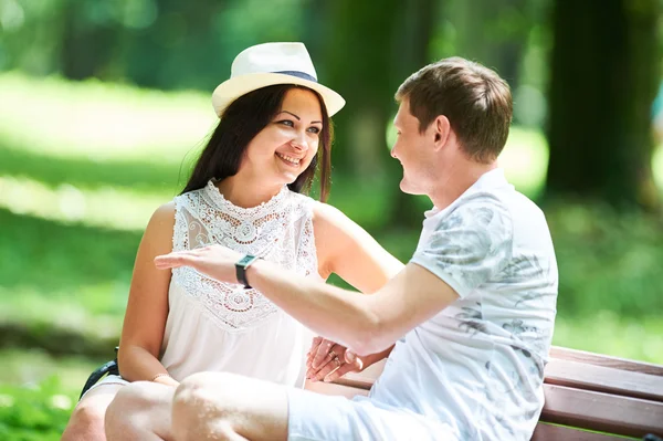 公園でカップルの笑みを浮かべてください。 — ストック写真