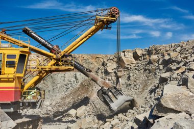 Exavator opencast madencilikte granit veya cevherle çalışır