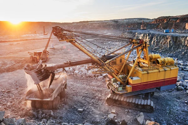 Minería. excavadora carga granito o mineral en camión volquete — Foto de Stock