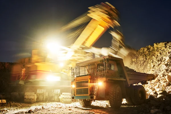 Minería. excavadora carga granito o mineral en camión volquete —  Fotos de Stock