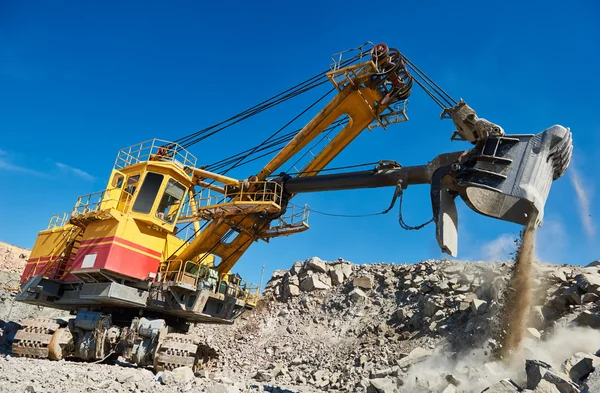 Excavator works with granite or ore at opencast mining — Stock Photo, Image