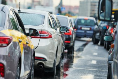 Şehir caddesinde trafik sıkışıklığı veya çöküş