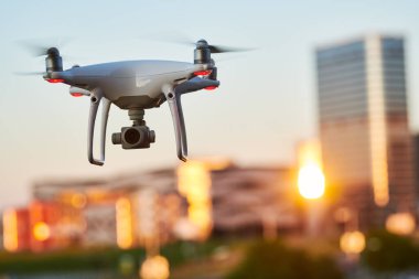 Şehir caddesinde uçan dijital kameralı insansız hava aracı