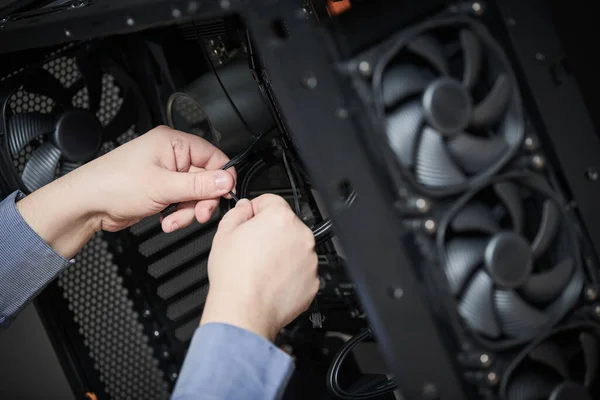 Manutenção do computador e serviço de reparação de garantia. Colocação de cabos — Fotografia de Stock