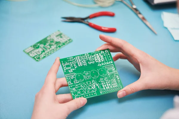 Výroba desek s mikrořadiči. Technici ruku s pcb — Stock fotografie