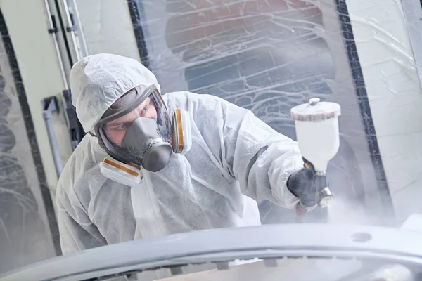 Pintura de carro na câmara. serviço de reparação automóvel — Fotografia de Stock