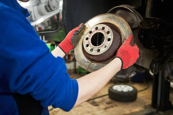 Remplacement des plaquettes de frein automobile dans un atelier de réparation automobile ou un garage — Photo