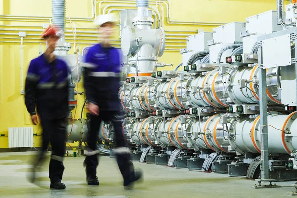 Técnicos industriales camina en la fábrica de suministro de energía eléctrica —  Fotos de Stock