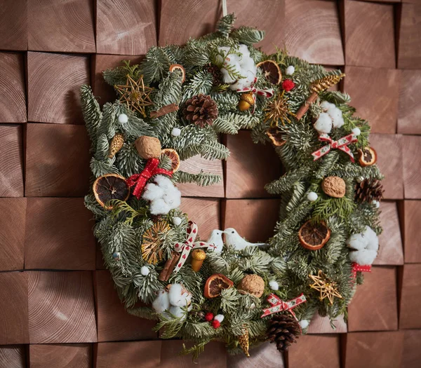 Grinalda de Natal festiva com decorações na parede — Fotografia de Stock