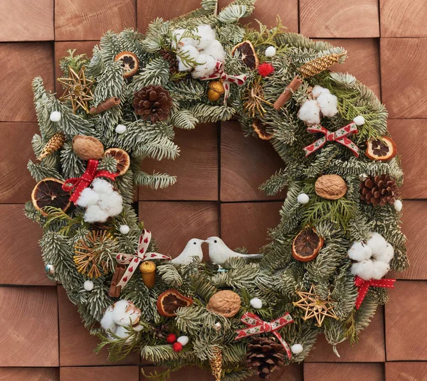 Grinalda de Natal festiva com decorações na parede — Fotografia de Stock