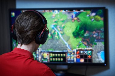 Kişisel bilgisayarda oyun oynamak. Kalite güvencesi test edicisi