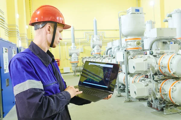 Industritekniker arbetar på kraftförsörjningsfabrik — Stockfoto