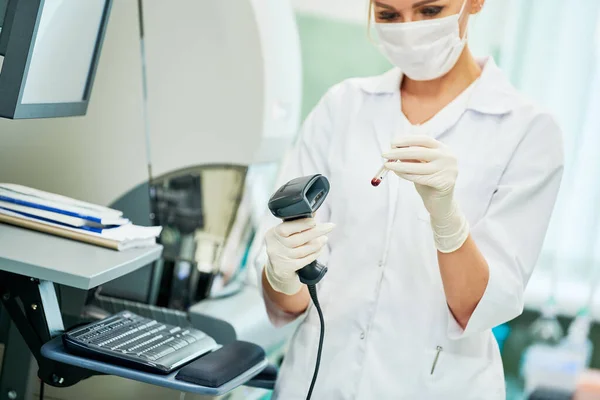 Trabalhador de análise médica em laboratório de clínica. — Fotografia de Stock