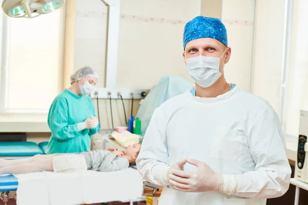 Mužský lékař před ošetřovnou na lékařské klinice — Stock fotografie