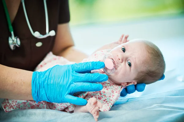 Neonatal kirurgi klinik. nyfödda läkemedel — Stockfoto