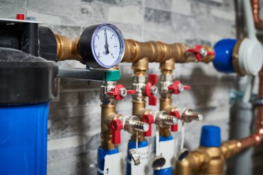 Tesisat servisi. Kazan dairesindeki ısıtma sisteminin bakır boru hattı.