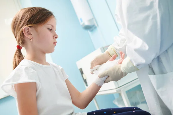 Chirurgin bindet Kindern in Klinik die Hand — Stockfoto