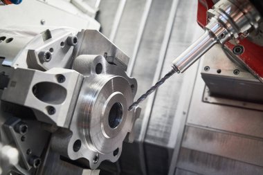 CNC makinesi çalışıyor. atölyede cnc torna makinesini döndürmek üzerine çelik metal işleme aracı kesme detayı