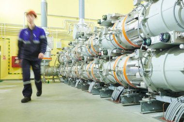 Sanayi teknisyenleri enerji tedarik fabrikasında yürüyor