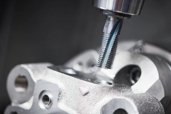 Cnc máquina no trabalho. corte ferramenta de processamento de detalhes de metal de aço na torneamento cnc máquina de torno na oficina — Fotografia de Stock