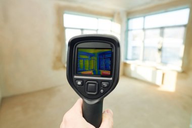 Pencere binasının termal görüntüleme kamerası denetimi. ısı kaybını kontrol et