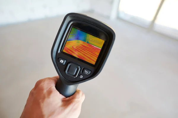 Inspección de la cámara de imágenes térmicas para comprobar la temperatura y encontrar tuberías de calefacción en el suelo — Foto de Stock