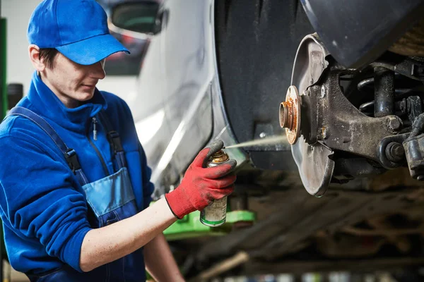 Automobile service. Smerende autonaaf terwijl schijf- en remblokken vervangen worden in reparatiewerkplaats of garage — Stockfoto