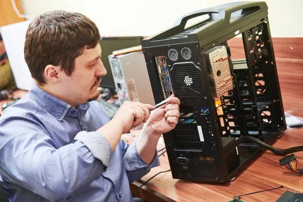 Manutenção do computador e serviço de reparação de garantia. Atualizar componentes de desktop — Fotografia de Stock